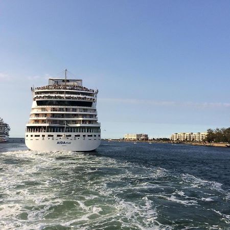 Ferienhaus Am Yachthafen, Moewe Lägenhet Rostock Exteriör bild