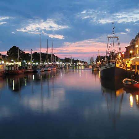 Ferienhaus Am Yachthafen, Moewe Lägenhet Rostock Exteriör bild