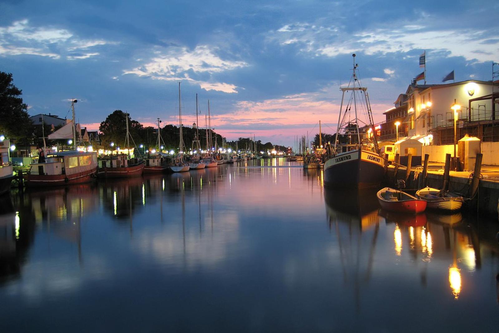 Ferienhaus Am Yachthafen, Moewe Lägenhet Rostock Exteriör bild